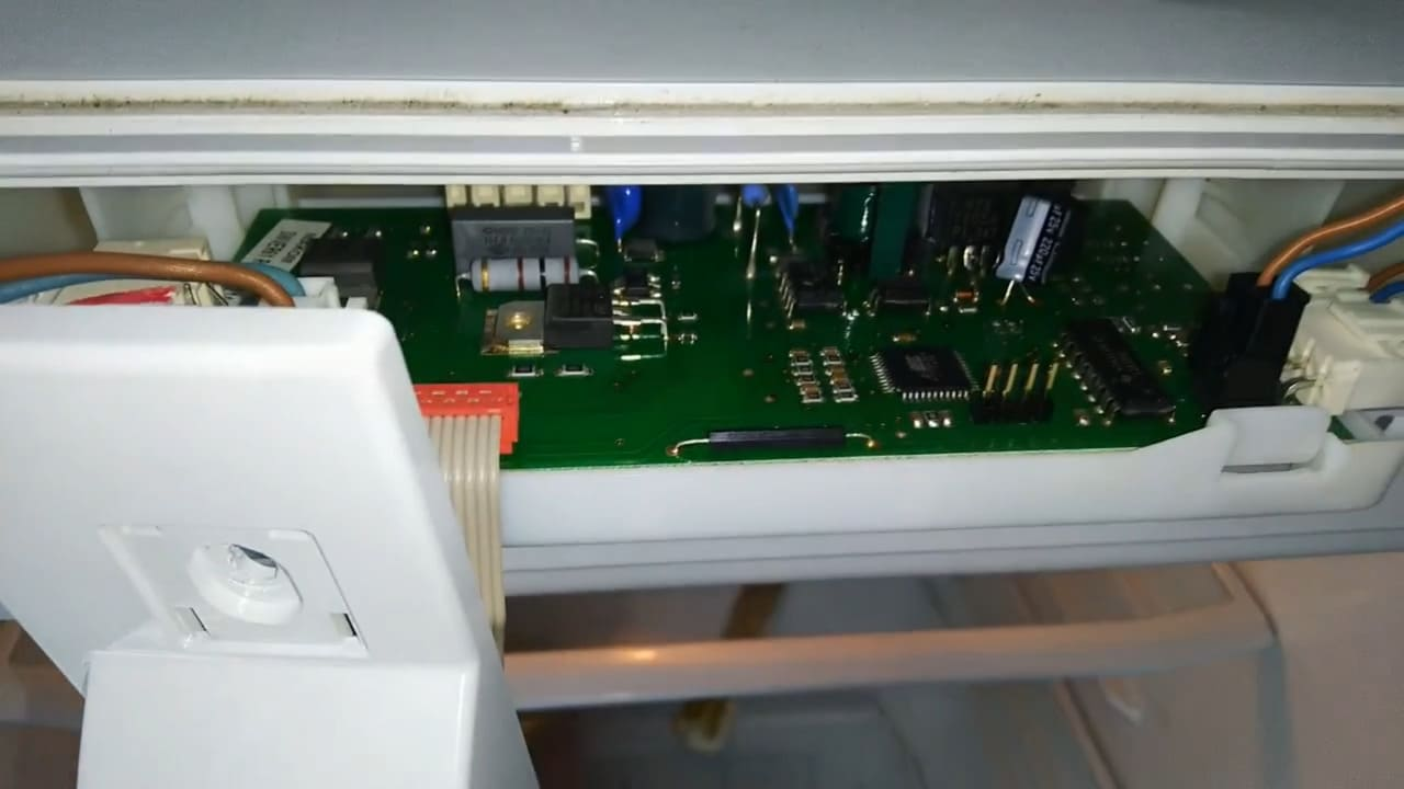 Ремонт холодильника Vestel VCB330MW в СПБ по Ириновский проспект, д. 150